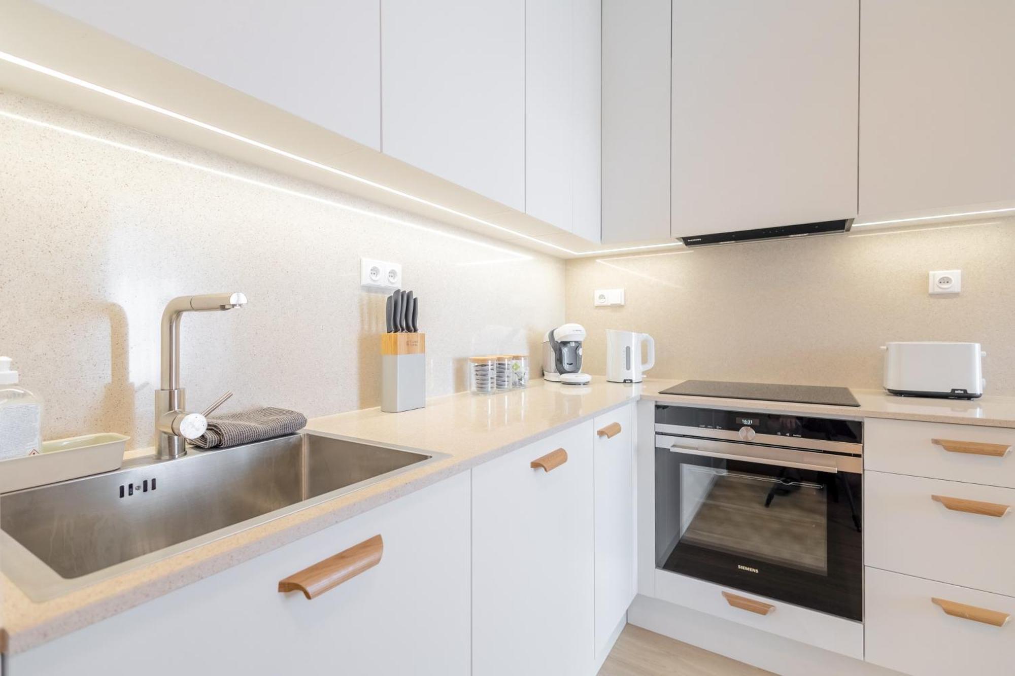 Appartement Bright 2Br - 8Th Floor, Balcony, Free Parking - By Gravity Prague Extérieur photo